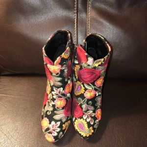 Mia Embroidered floral booties size 6
